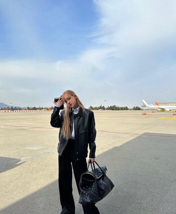 Phối quần ống suông đến công sở sành điệu như Rosé (Blackpink)