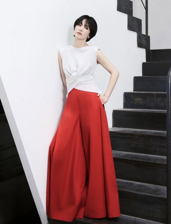 Phong cách công sở mùa hè thanh lịch, tối giản của Song Hye Kyo