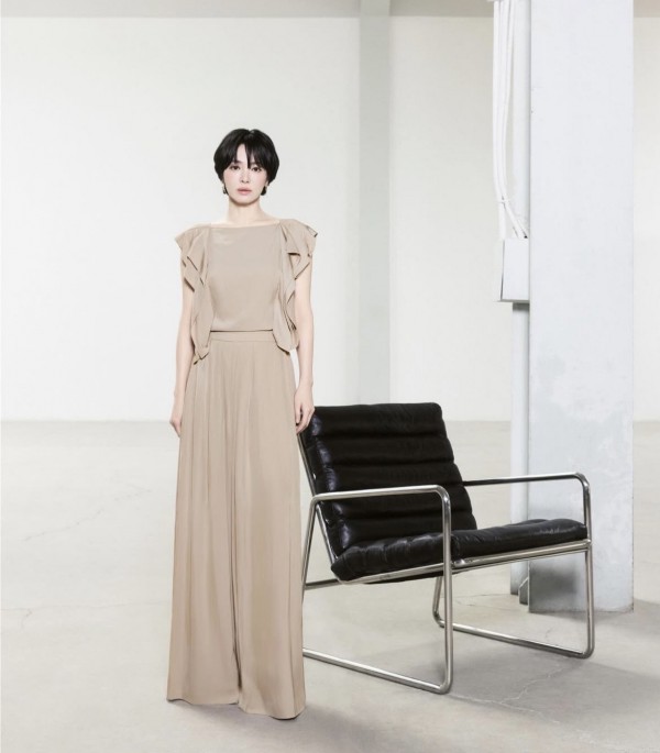 Phong cách công sở mùa hè thanh lịch, tối giản của Song Hye Kyo