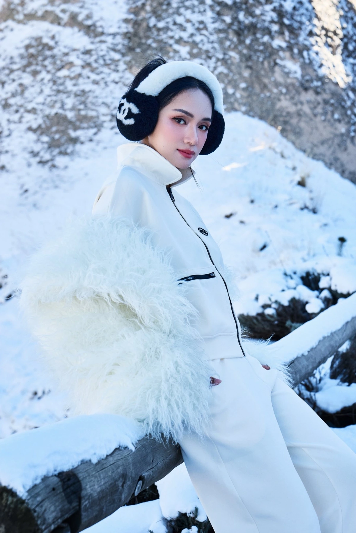 Phong cách du lịch đầu năm 2026 của dàn mỹ nhân Việt