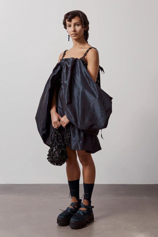 Phong cách "nữ tính" đang dẫn đầu xu hướng sneaker 2025 Phong cách "nữ tính" đang dẫn đầu xu hướng sneaker 2025