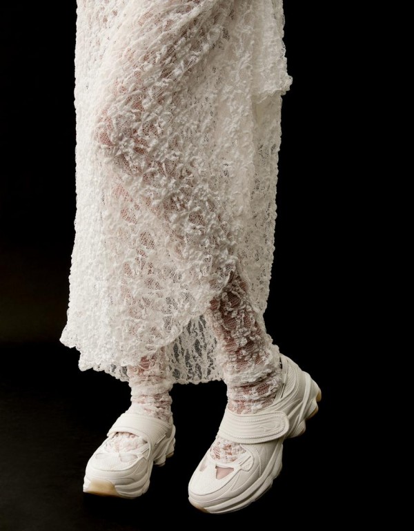 Phong cách "nữ tính" đang dẫn đầu xu hướng sneaker 2025 Phong cách "nữ tính" đang dẫn đầu xu hướng sneaker 2025