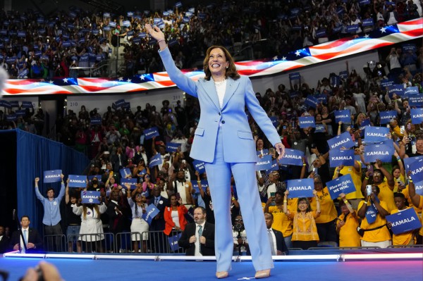 Phong cách thanh lịch của Phó tổng thống Mỹ Kamala Harris khi vận động tranh cử