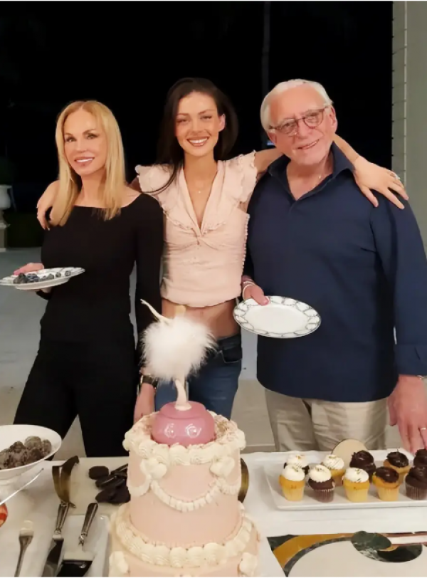 Phong cách thời trang của mẹ vợ Brooklyn Beckham: Thanh lịch, trẻ trung, chuẩn quý bà thượng lưu