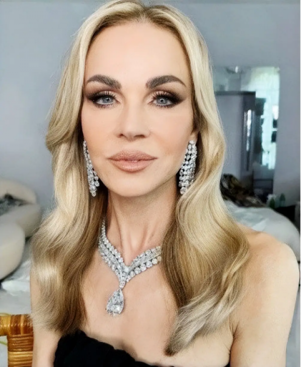 Phong cách thời trang của mẹ vợ Brooklyn Beckham: Thanh lịch, trẻ trung, chuẩn quý bà thượng lưu