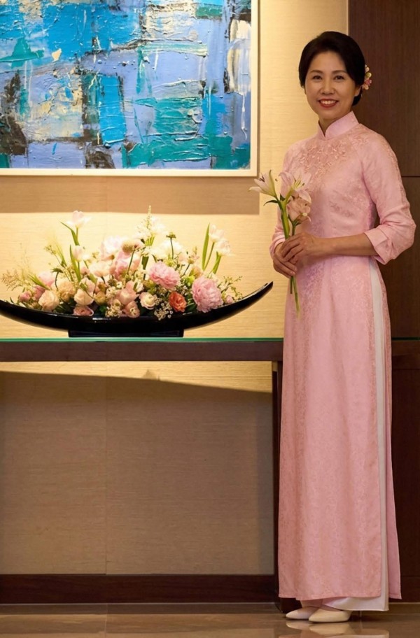 Phu nhân Tổng thống Hàn Quốc tỏa sáng trong tà áo dài Việt, vẻ đẹp dịu dàng gây chú ý&nbsp;