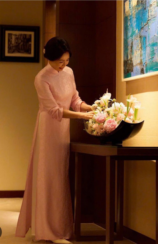 Phu nhân Tổng thống Hàn Quốc tỏa sáng trong tà áo dài Việt, vẻ đẹp dịu dàng gây chú ý&nbsp;