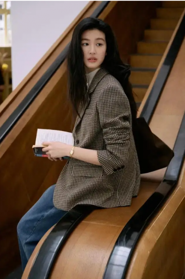 Quần jeans lên ngôi nhờ tiện lợi, hợp mốt, trẻ trung