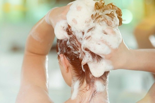 Quy trình gội đầu của phụ nữ Nhật Bản giúp giảm rụng tóc, bết dầu