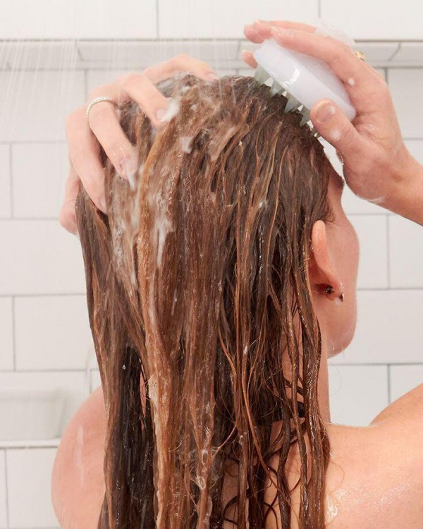 Quy trình gội đầu của phụ nữ Nhật Bản giúp giảm rụng tóc, bết dầu