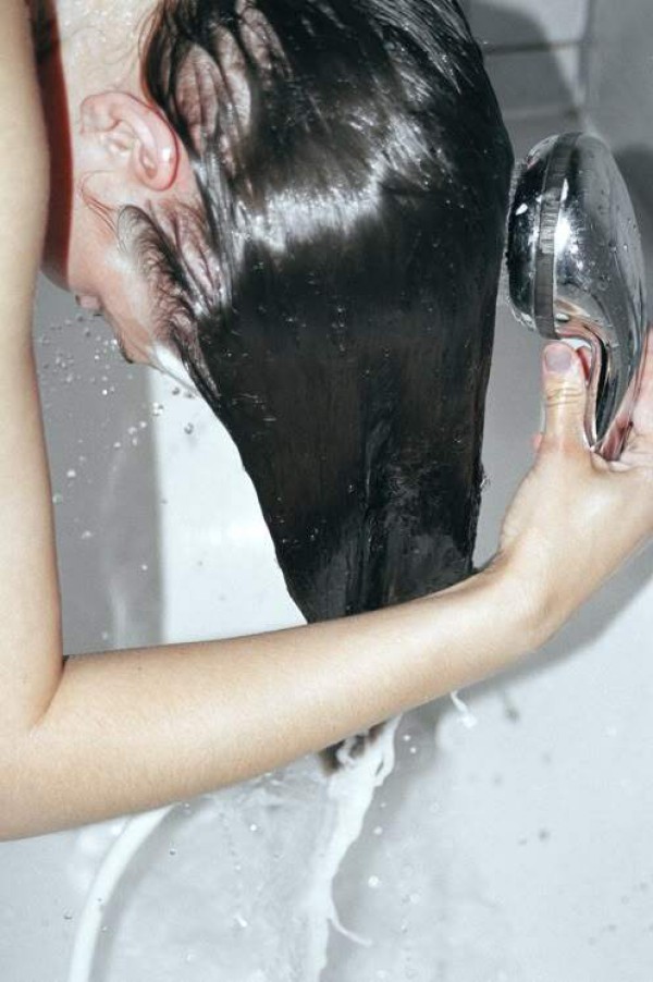 Quy trình gội đầu của phụ nữ Nhật Bản giúp giảm rụng tóc, bết dầu