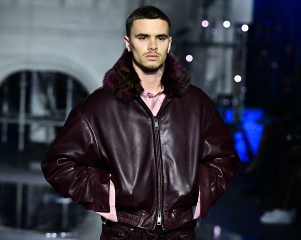 Romeo Beckham sải bước trên sàn diễn, trở thành điểm nhấn của London Fashion Week 2026