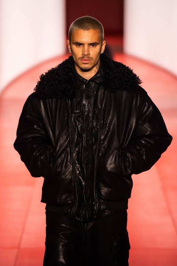 Romeo Beckham sải bước trên sàn diễn, trở thành điểm nhấn của London Fashion Week 2026