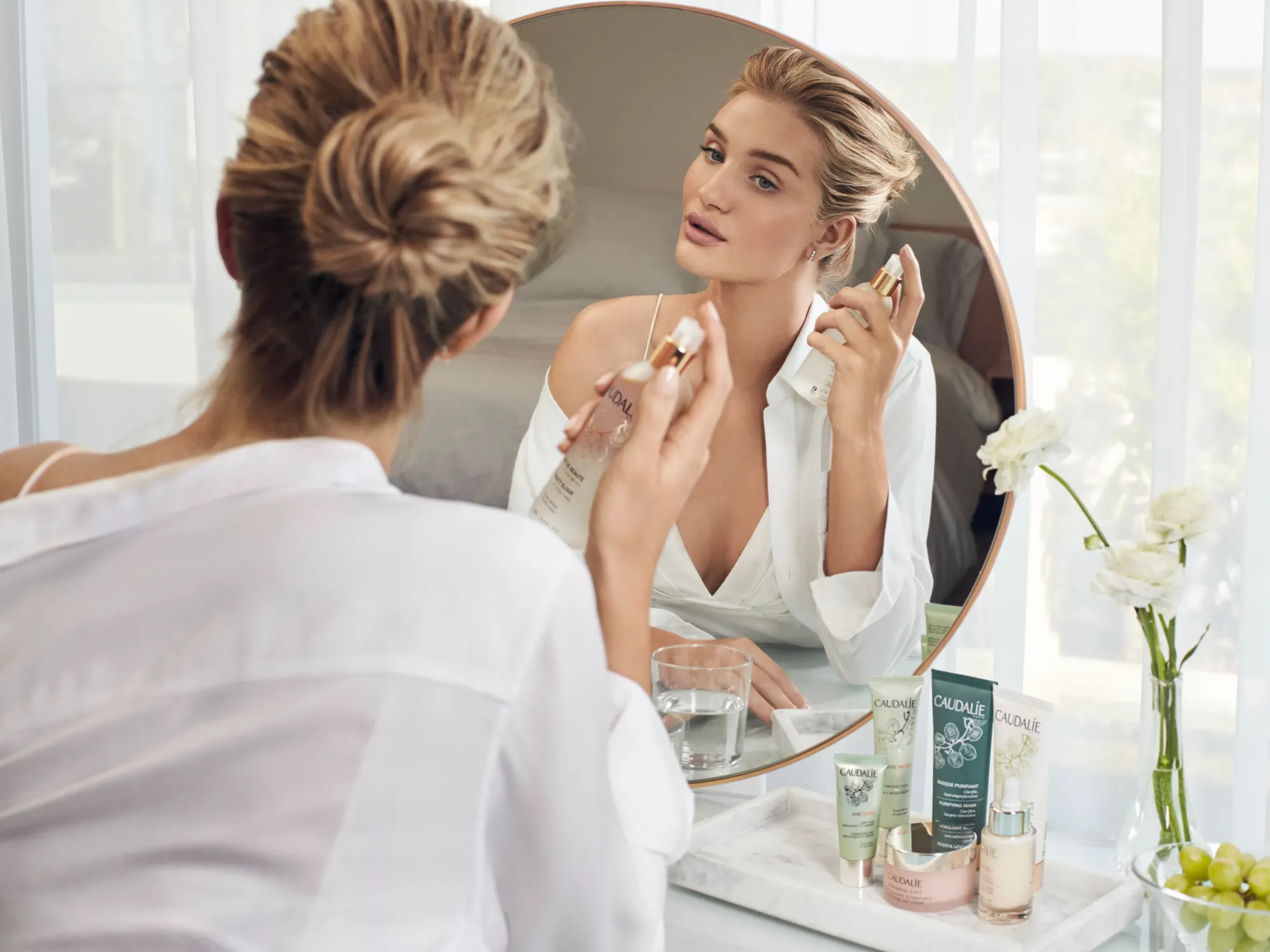 Rosie Huntington-Whiteley tắm nước lạnh để da săn chắc