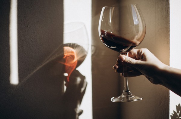 Rượu vang đỏ cải thiện làn da lão hóa?