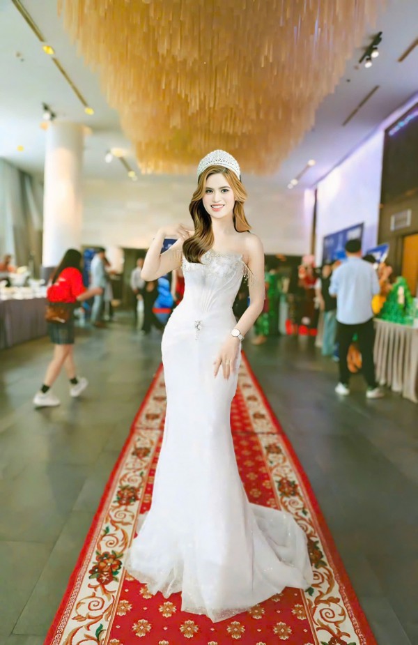 Sắc vóc quyến rũ của á hậu thương hiệu Việt Nam 2024