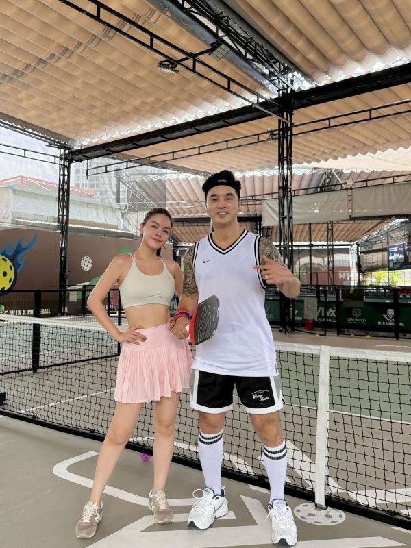 Sao Việt khỏe đẹp: Mẹ 3 con Phạm Quỳnh Anh chơi pickleball để dáng thon