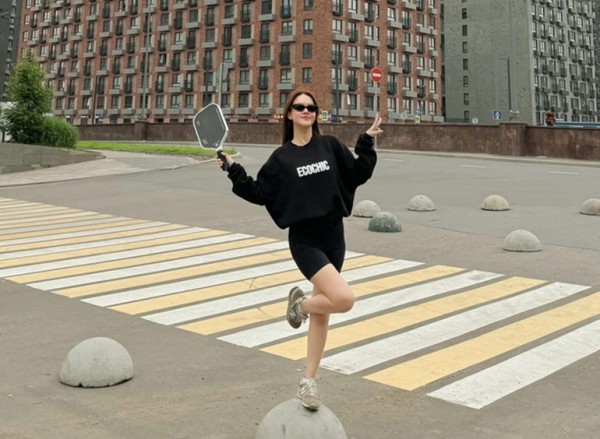 Sao Việt khỏe đẹp: Mẹ 3 con Phạm Quỳnh Anh chơi pickleball để dáng thon