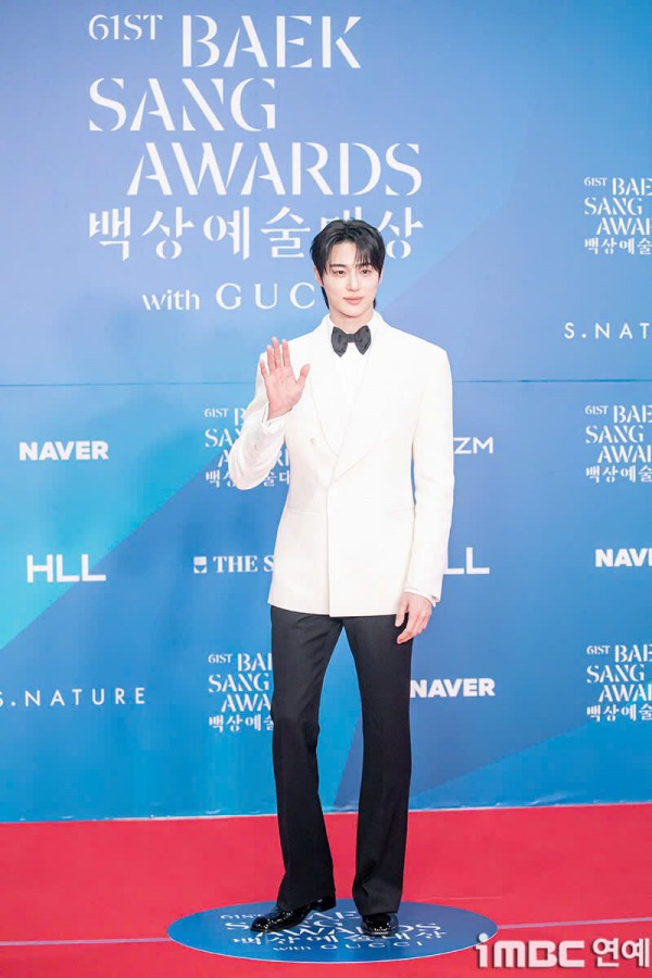 Song Hye Kyo trẻ trung với tóc ngắn, Suzy, IU mặc gợi cảm trên thảm đỏ