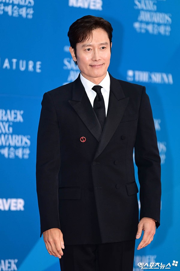 Song Hye Kyo trẻ trung với tóc ngắn, Suzy, IU mặc gợi cảm trên thảm đỏ