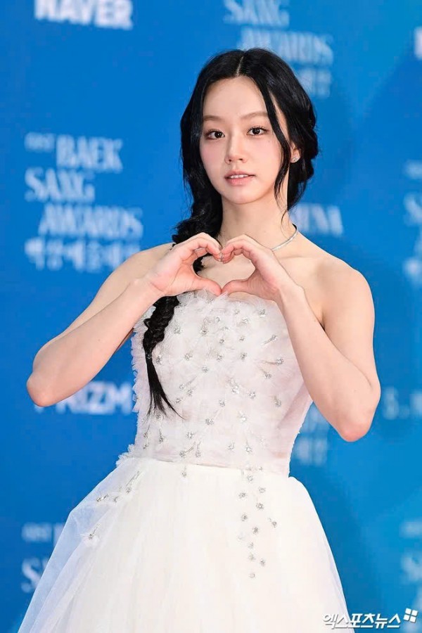 Song Hye Kyo trẻ trung với tóc ngắn, Suzy, IU mặc gợi cảm trên thảm đỏ