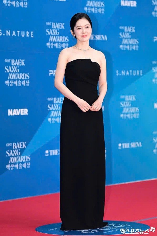 Song Hye Kyo trẻ trung với tóc ngắn, Suzy, IU mặc gợi cảm trên thảm đỏ