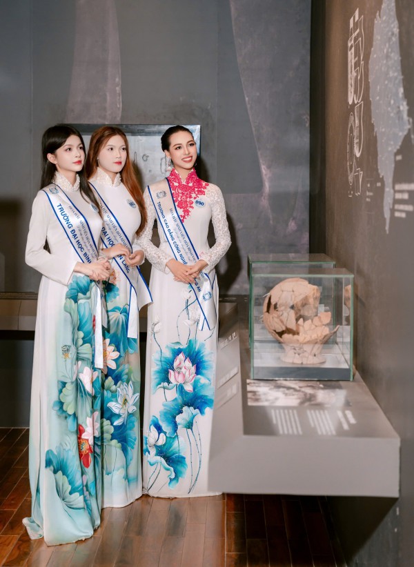 Thí sinh Hoa hậu sinh viên Hòa bình Việt Nam khoe sắc với áo dài Thí sinh Hoa hậu sinh viên Hòa bình Việt Nam khoe sắc với áo dài