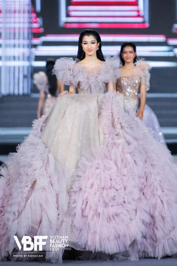 Thí sinh được khen như “thần tiên tỷ tỷ” của Miss World Vietnam đụng đồ Hoa hậu Đỗ Thị Hà