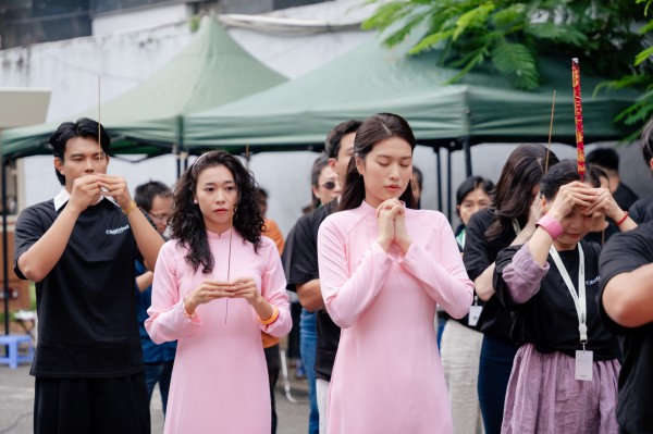 Thiên Ân dịu dàng trong ngày khai máy phim điện ảnh mới