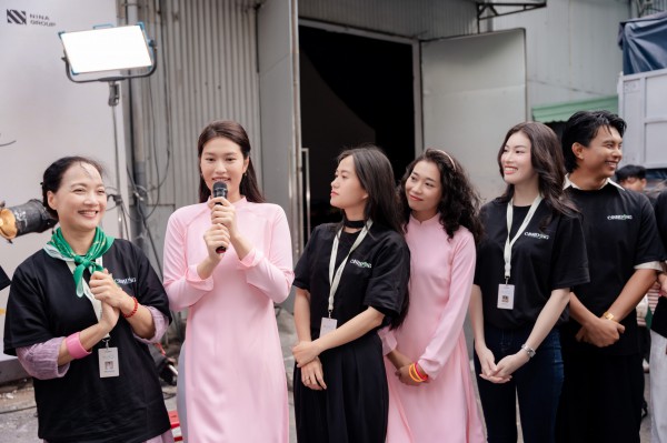 Thiên Ân dịu dàng trong ngày khai máy phim điện ảnh mới