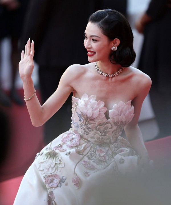 Thiết kế giúp Chung Sở Hi toả sáng tại thảm đỏ LHP Cannes ngày 3 Thiết kế giúp Chung Sở Hi toả sáng tại thảm đỏ LHP Cannes ngày 3