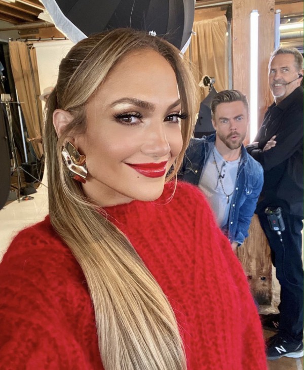 Thoa son đỏ mùa lễ hội đẹp như Jennifer Lopez