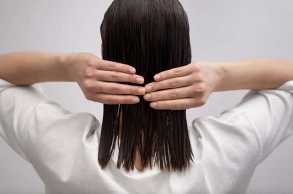 Thói quen nằm ngủ khi tóc ướt gây hại cho da đầu và sức khỏe