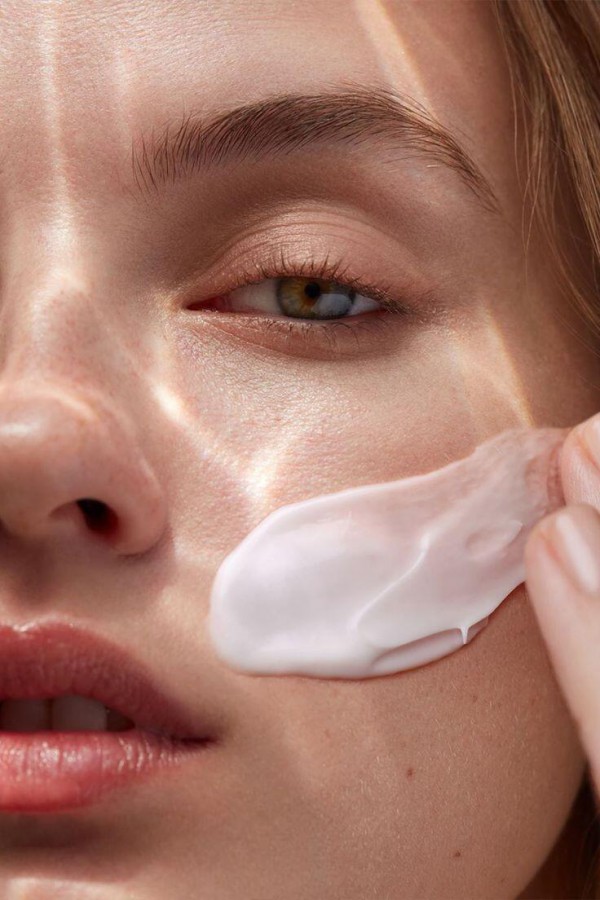 Thói quen trộn kem dưỡng ẩm và kem chống nắng gây hại cho da