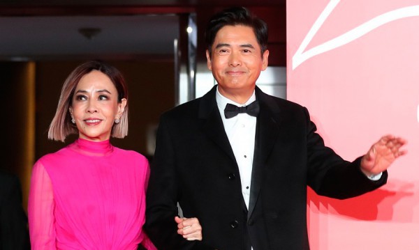 Thời trang sánh đôi thanh lịch của vợ chồng diễn viên Châu Nhuận Phát 