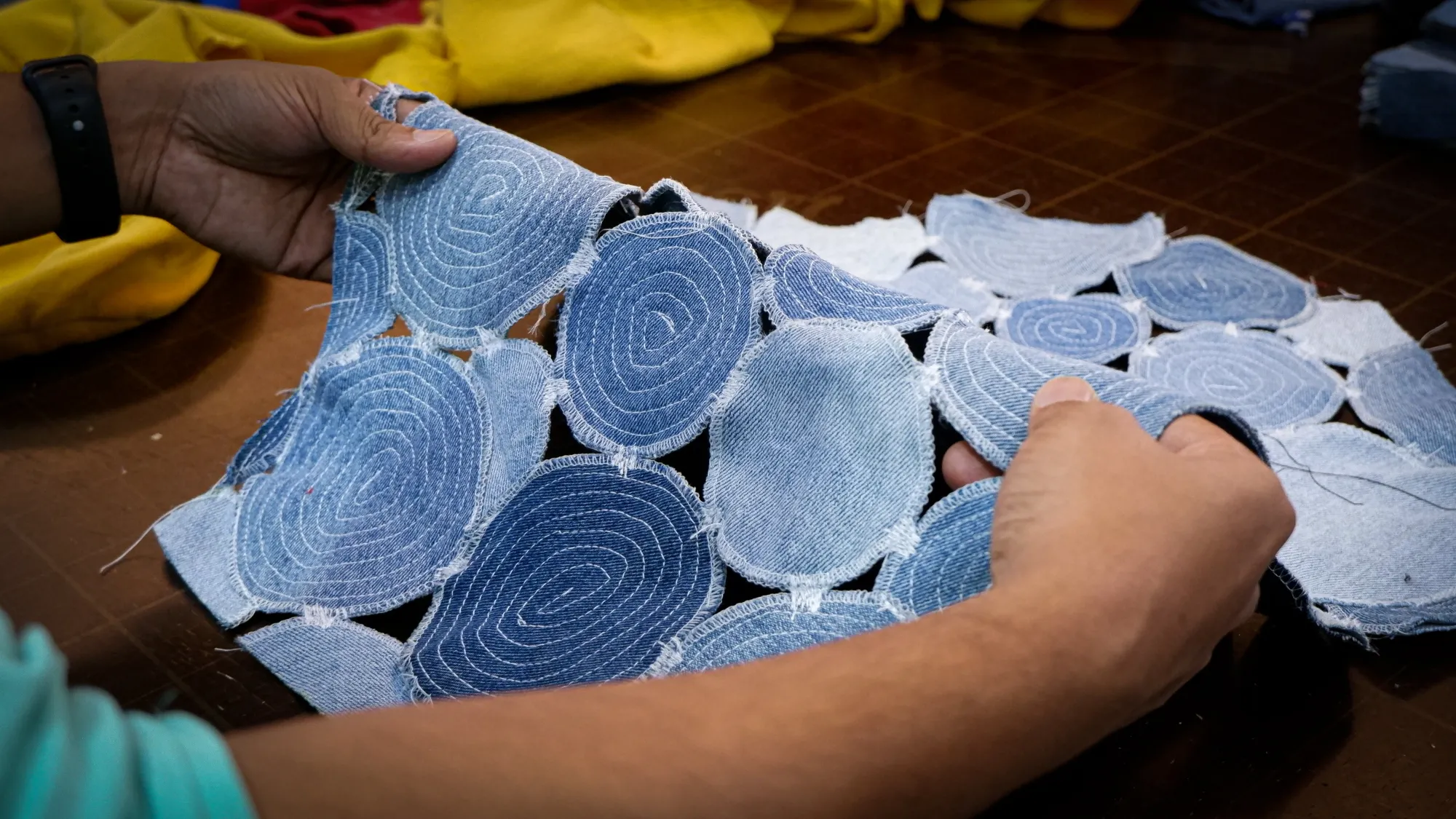 Thời trang tái chế bùng nổ: Đẹp độc bản và còn gì nữa?