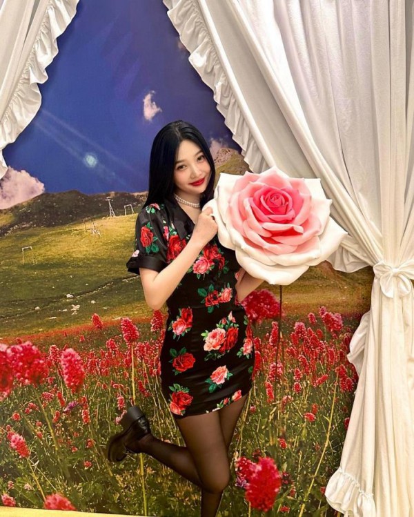 Thời trang tràn ngập sắc hoa của sao Hàn