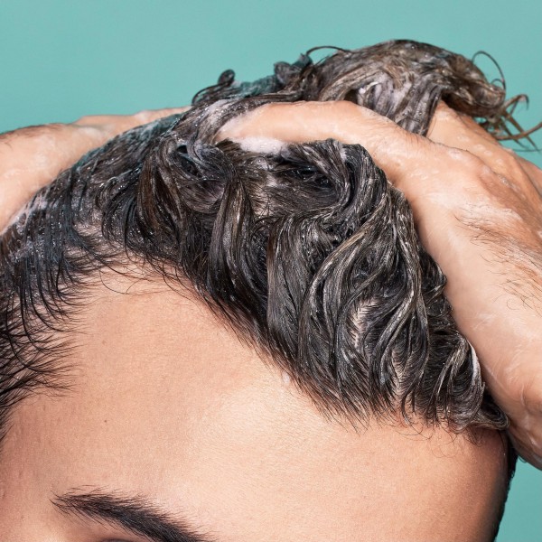 ‘Thủ phạm’ gây rụng tóc bất thường và cách lấy lại mái tóc dày mượt, bồng bềnh
