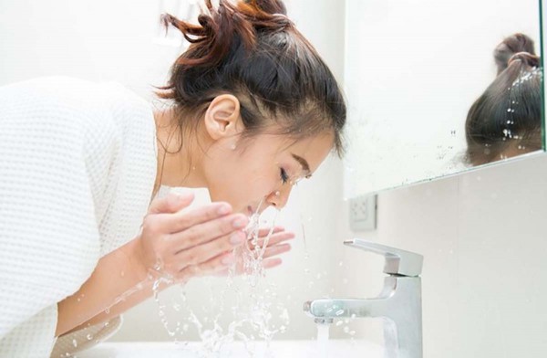 Top 5 thói quen rửa mặt khiến da xấu đi mà ai cũng mắc phải