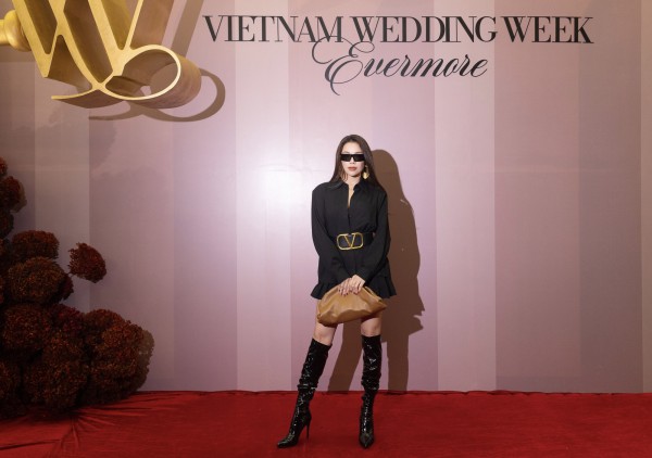 Trà Ngọc Hằng diện cây đen cá tính tại tuần lễ thời trang cưới Trà Ngọc Hằng diện cây đen cá tính tại tuần lễ thời trang cưới