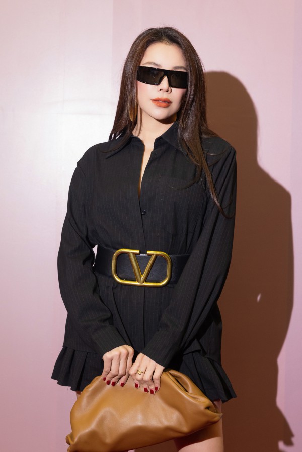 Trà Ngọc Hằng diện cây đen cá tính tại tuần lễ thời trang cưới