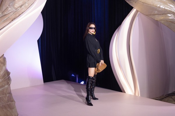 Trà Ngọc Hằng diện cây đen cá tính tại tuần lễ thời trang cưới