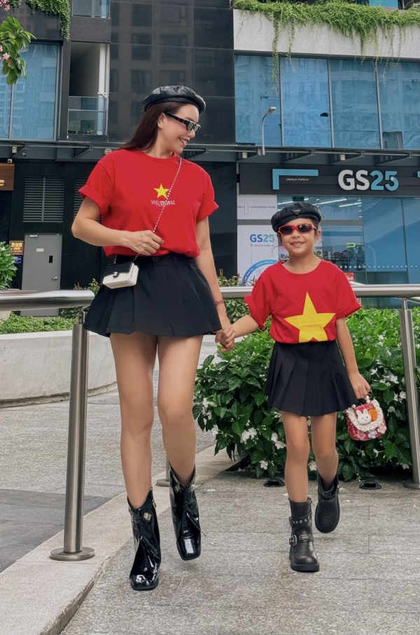 Trà Ngọc Hằng và con gái diện áo cờ đỏ sao vàng mừng Quốc khánh 2/9