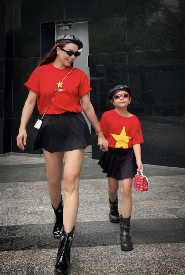 Trà Ngọc Hằng và con gái diện áo cờ đỏ sao vàng mừng Quốc khánh 2/9
