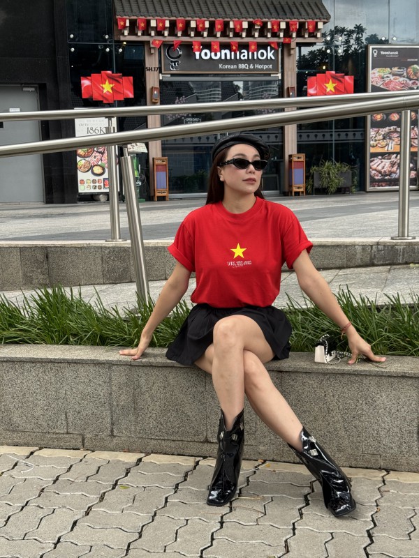 Trà Ngọc Hằng và con gái diện áo cờ đỏ sao vàng mừng Quốc khánh 2/9