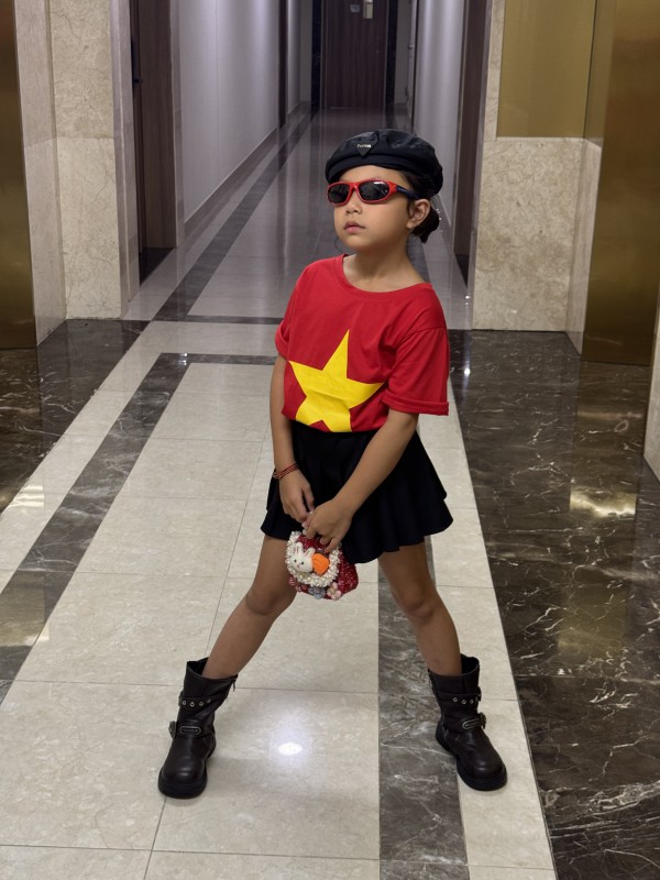 Trà Ngọc Hằng và con gái diện áo cờ đỏ sao vàng mừng Quốc khánh 2/9