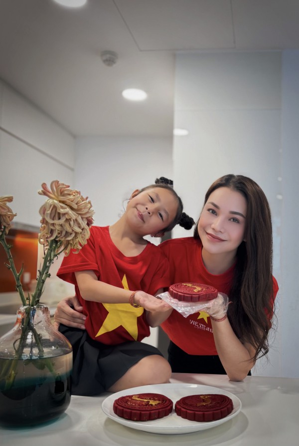 Trà Ngọc Hằng và con gái diện áo cờ đỏ sao vàng mừng Quốc khánh 2/9