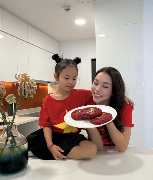 Trà Ngọc Hằng và con gái diện áo cờ đỏ sao vàng mừng Quốc khánh 2/9