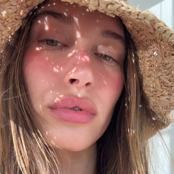 Trang điểm má hồng blueberry ngọt ngào như Hailey Bieber