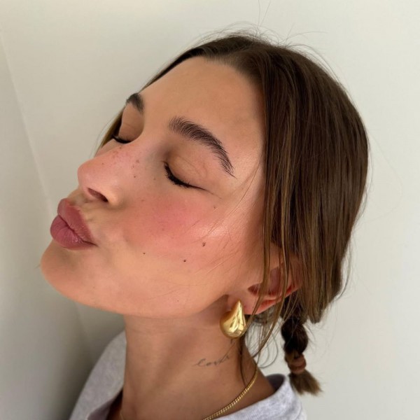 Trang điểm má hồng blueberry ngọt ngào như Hailey Bieber